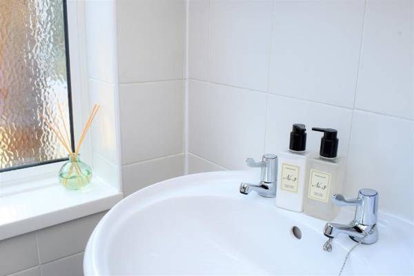 Spacious Contractor House for Large Groups - parking available by Sussex Short Lets