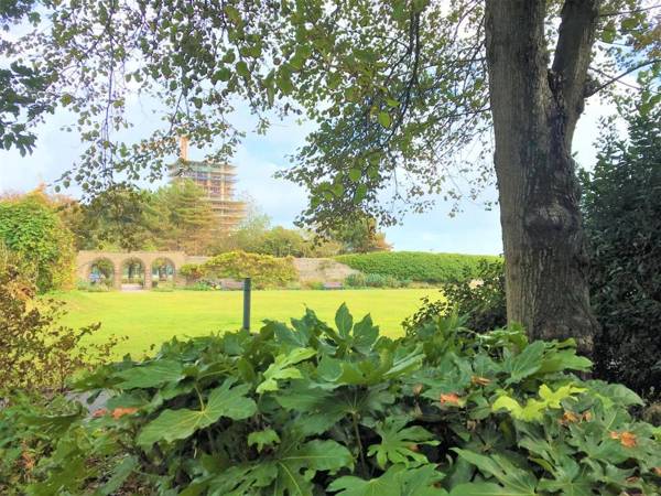 Seaside Cottage with Parking