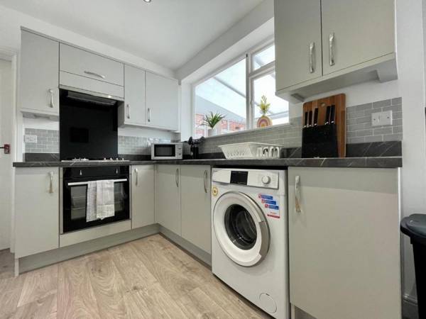 Worksop Newly Refurbished 3-Bedroom House