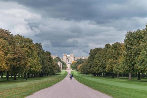 Central Windsor Apartment Facing the Castle