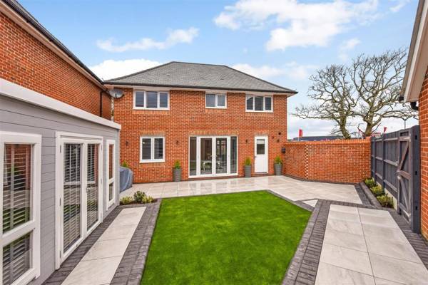 Luxury 4 Bedroom Detached House