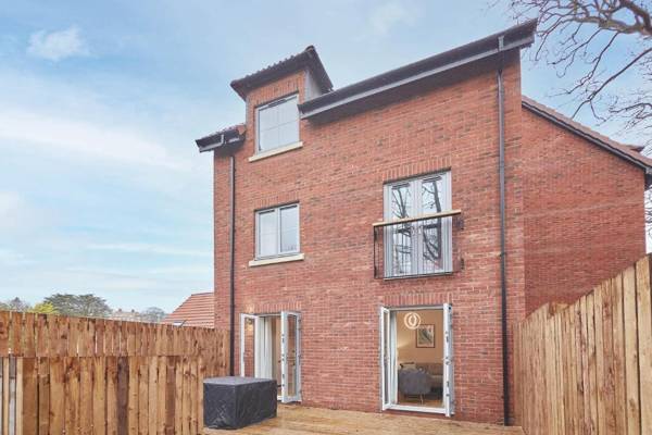 Host & Stay - High Tide