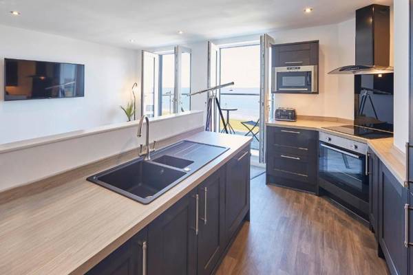 Host & Stay - The Waves