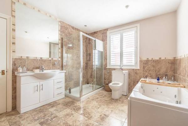 Immaculate 5 Bed House with Unique Cellar Bar