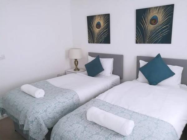 "Book Today" - 4 bed house Sleeps up to 10 Free wifi Perfect for Family & Business Travelers - Hartco Serviced Accommodation Walsall