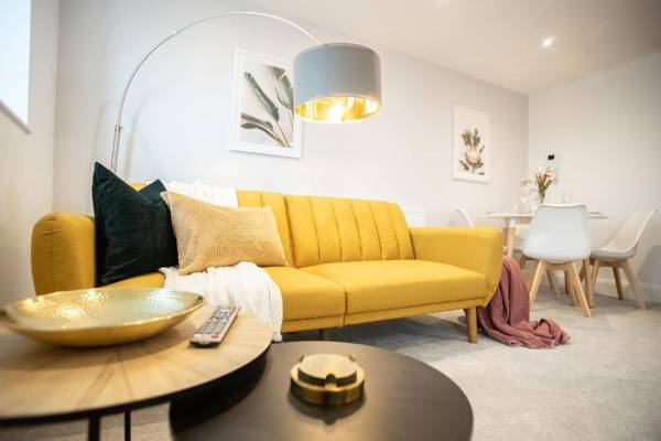 Luxe Torquay Central Apartments Overlooking Harbour Near Babbacoombe & Beach