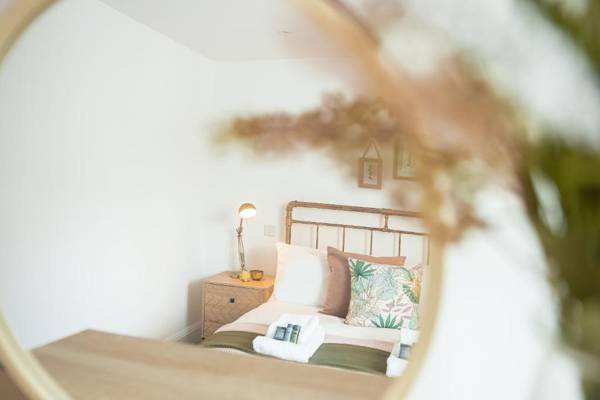 Luxe Torquay Central Apartments Overlooking Harbour Near Babbacoombe & Beach