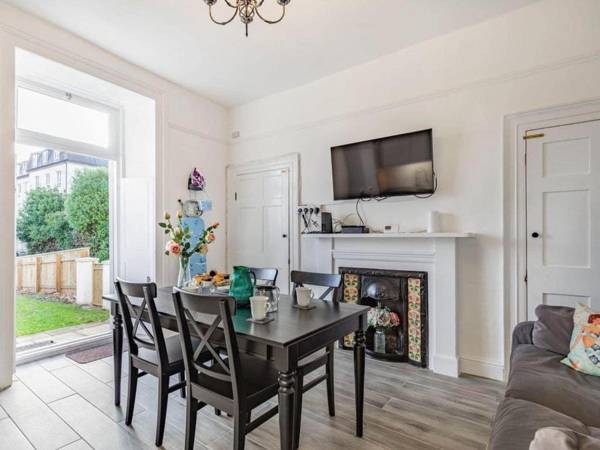 Lovely Period Villa sleeps 8 resting in Torquay