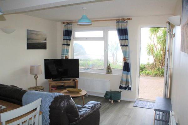 Charming refurbished one Bedroom Apartment with Fantastic Sea Views near Looe