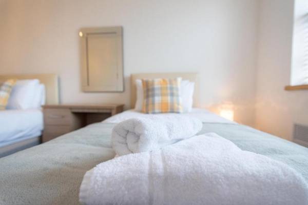 Hamilton Grace 2 Bed 1 Bath Plenty of Parking SN5