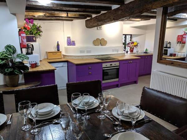 Cotswolds Valleys Accommodation - Medieval Hall - Exclusive use character three bedroom holiday apartment