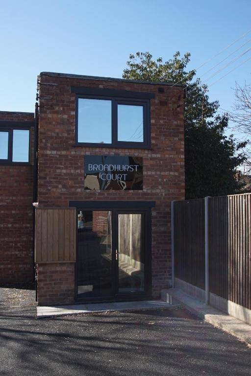 Air Host and Stay - Apartment 2 Broadhurst Court sleeps 6 minutes from town centre