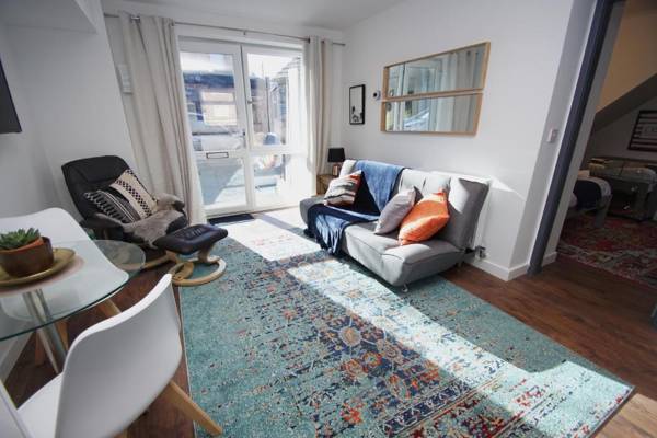 Air Host and Stay - Apartment 4 Broadhurst Court sleeps 4 minutes from town centre