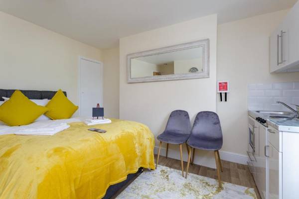 St Mary's - Modern Central Huge Studio Apartments