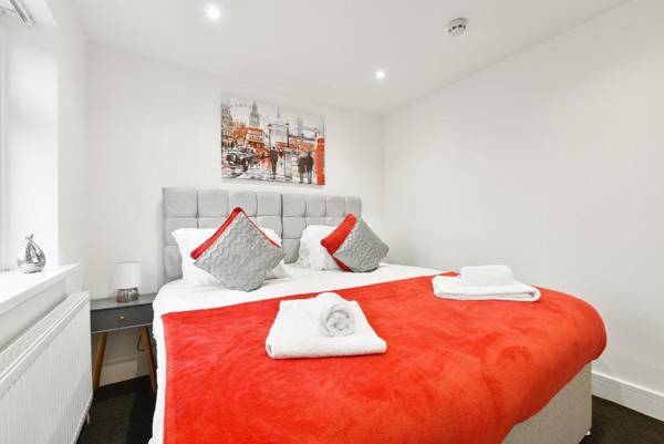 Rochfords Serviced House with 5 Bedrooms 4 bathrooms up to 12 beds