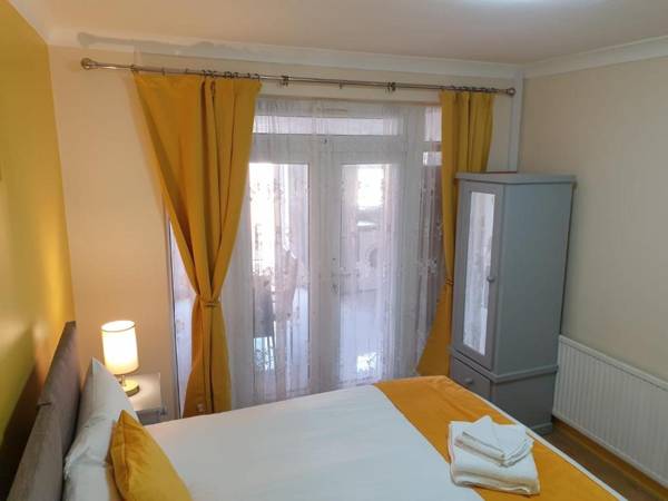 Large 4bed house up to 7beds parking Slough Train Station