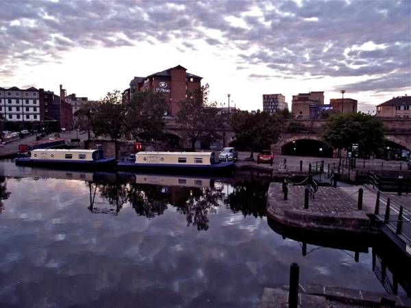 Houseboat Hotels