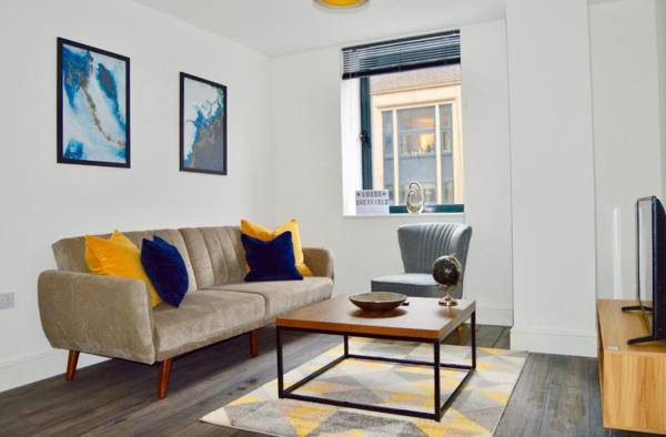 Sleeps 5 with 2 bedrooms and sofabed perfect for work or leisure stylish spacious city centre apartment book our Queen Suite today!