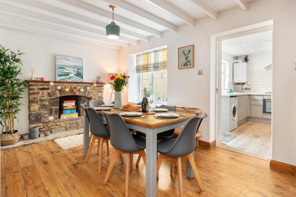 Ivydene - Beautiful Cottage Stone Throw from Beach Wonderful Sea Views