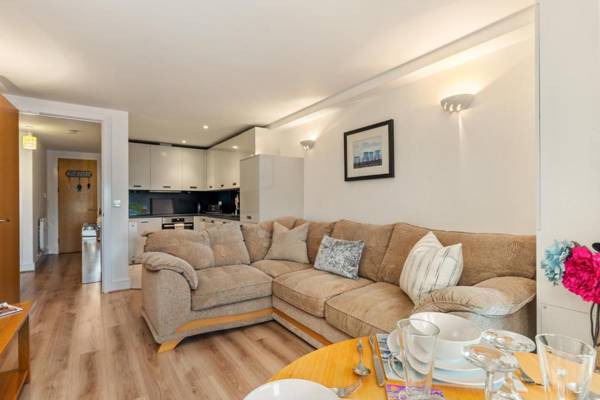 12 Rhodewood - Modern Apartment Close to Village and Beach