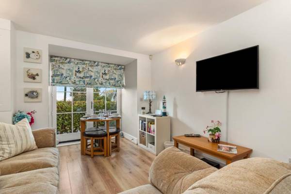 12 Rhodewood - Modern Apartment Close to Village and Beach