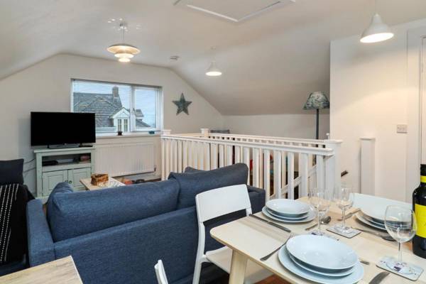 The Beach Apartment - Walk to Beach Parking Enclosed Garden