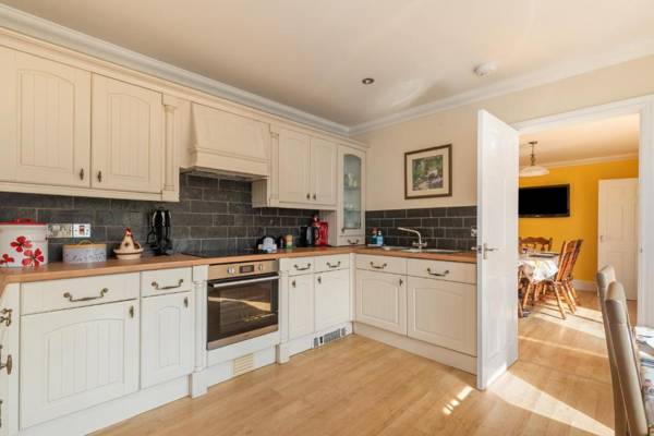 Sunningdale - Beach Side Cottage Sea Views Parking