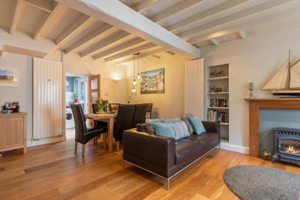 A Stone's Throw - Sea Views Yards from Beach