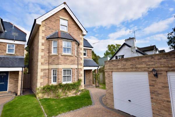 Queens Mews a contemporary beach side holiday home for 6