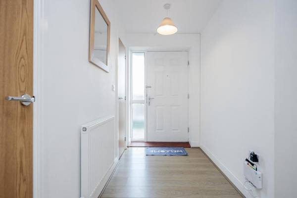 Impeccable 2-Bed Apartment in Romford image court