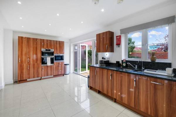 Luxury 5 bedroom Serviced House Leavesden