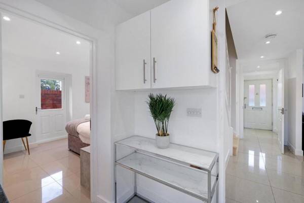 Luxury 5 bedroom Serviced House Leavesden