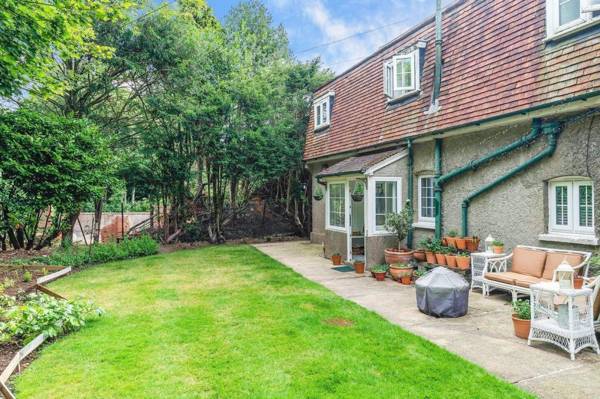 Exclusive Charming Cottage in Surrey