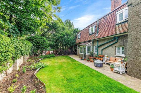 Exclusive Charming Cottage in Surrey
