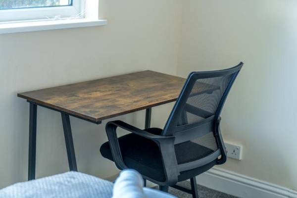 Workspace - Redhill Surrey 2 Bedroom Pet Friendly Apartment