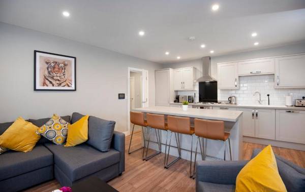 Central Southsea Top Floor 2 Bedroom Apartment in Hereford House