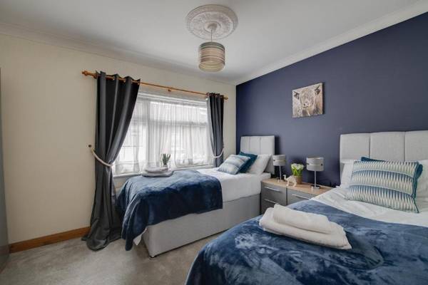 Cosy Contractor & Family House with Free Parking by ComfyWorkers