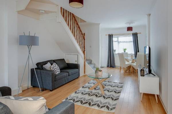 Cosy Contractor & Family House with Free Parking by ComfyWorkers