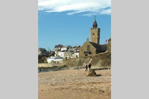 Cosy Cornish character cottage near the sea!