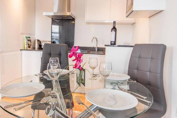 2 bed- Crow's Nest by Pureserviced