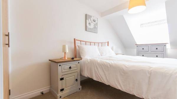 2 bed- Crow's Nest by Pureserviced