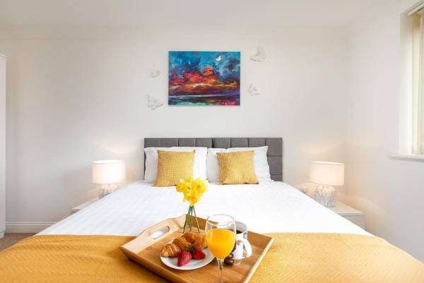 KVM - Peacock Apartment close to town by KVM Serviced Accommodation