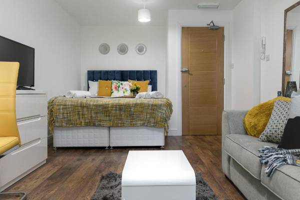 KVM - City Apartments town centre with parking by KVM Serviced Accommodation