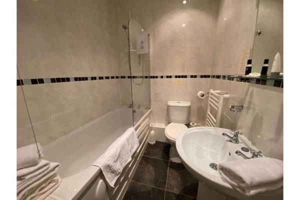 OYO Lamphey Hall Hotel