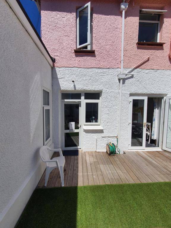 SINGER HOUSE PAIGNTON SEAFRONT TORBAY GROUND FLOOR DISABLED & FAMILY SELF CONTAINED GARDEN FLAT PRIVATE ENTRANCE KITCHEN 2 BEDROOMS Private Parking Wifi Movies Bathroom fridge microwave Toy room 2 DOUBLE BEDS & 2 SINGLE BEDS