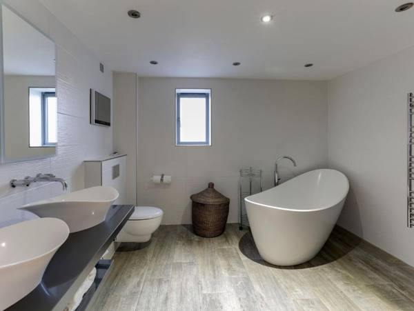 The Pickwick Inn & Oliver's Restaurant