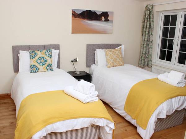 3 bed house ideal for a group sleeps up to 6 with garden and free parking