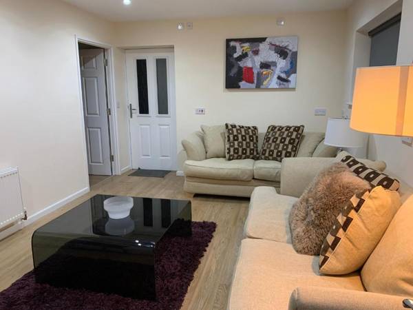 Very spacious 6 bed house with 2 en-suites garden and free parking ideal for a large group sleeps up to 12
