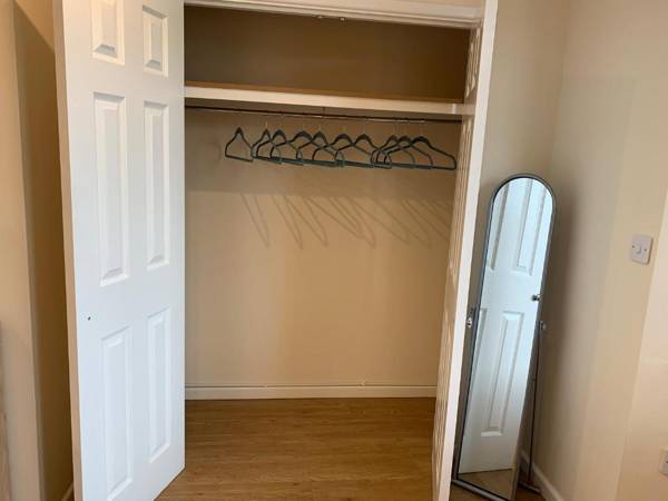 Very spacious 6 bed house with 2 en-suites garden and free parking ideal for a large group sleeps up to 12