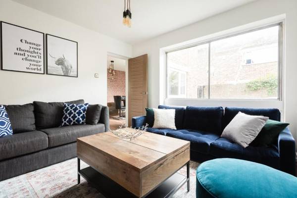 The Century Chalet - Contemporary 2BDR Townhouse with Parking